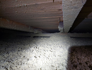 Zateplení stropu řadového domu pomocí foukané izolace